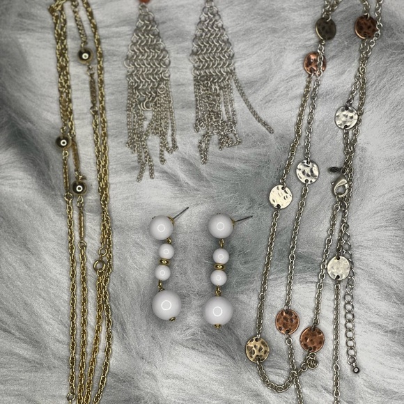 Chic Silver, gold, and Silver necklace and earring bundle Vintage. - Picture 2 of 3